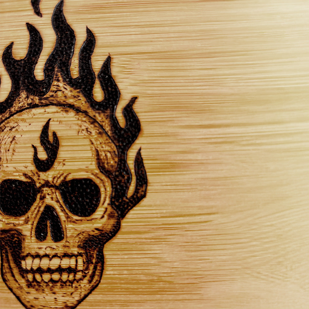 Frühstücksbrettchen Schädel in Flammen